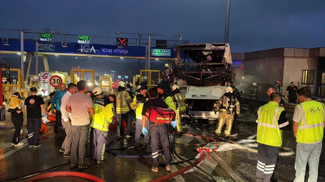 İstanbul'da yolcu otobüsü bariyerlere çarptı: 2 ölü