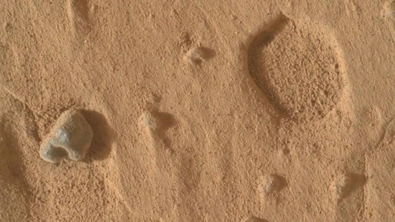 NASA Mars'ta gizemli delikler buldu