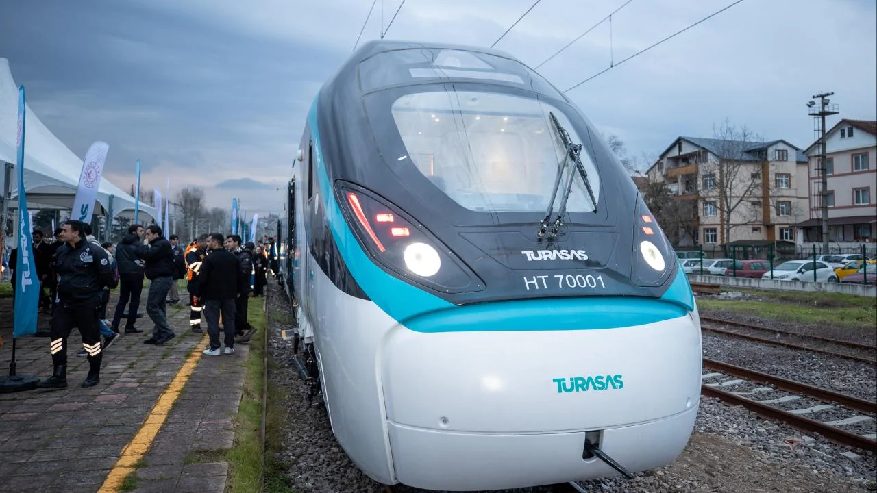 Milli elektrikli hızlı tren saatte 250 kilometreye ulaşarak rekorunu geliştirdi