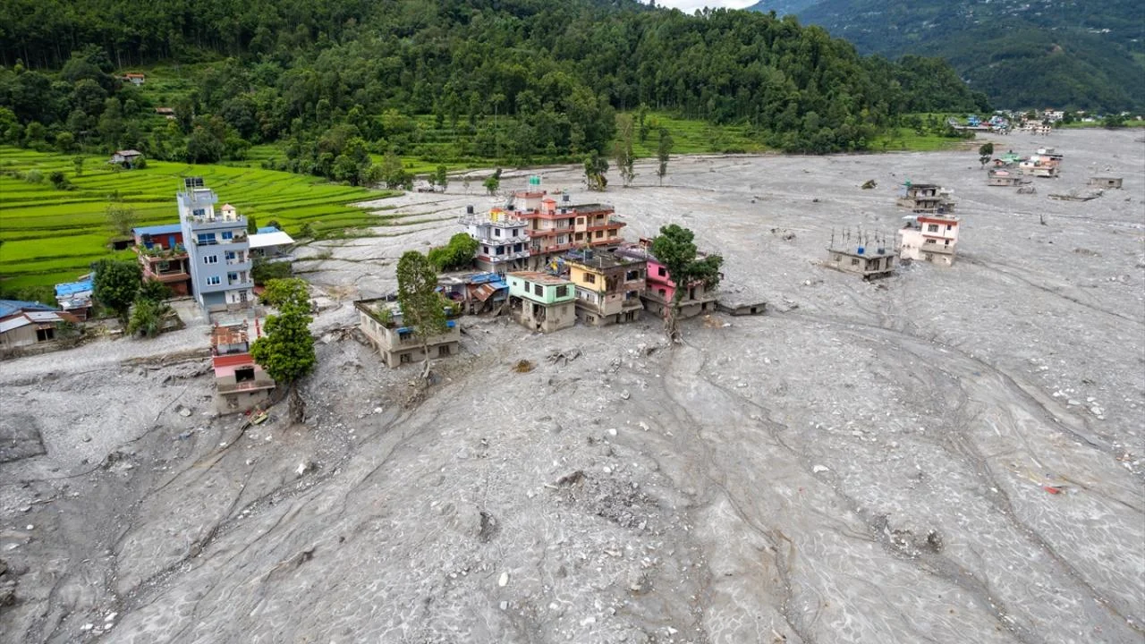 Nepal'deki selin ardından tünelde 9 gün mahsur kalan 2 işçi kurtarıldı