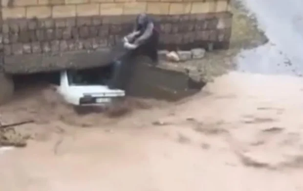 Nevşehir'de sele kapılan otomobil köprüye sıkıştı