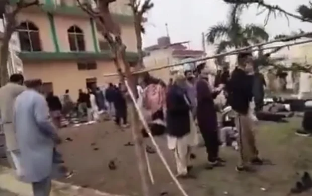 Pakistan'da cami yakınındaki patlamalarda hayatını kaybedenlerin sayısı 23'e yükseldi