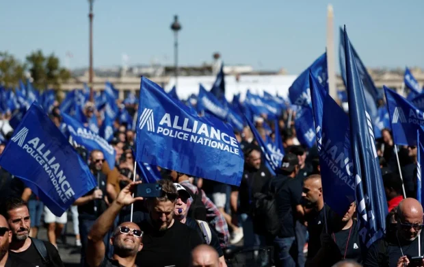 Fransa'da zam isteyen polisler Paris'te eylem yaptı