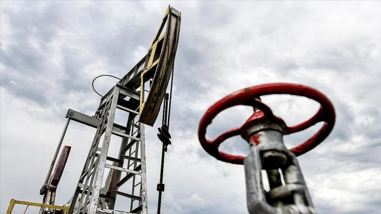 Brent petrolün varili 102,99 dolardan işlem görüyor