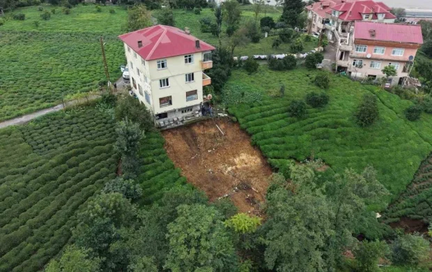 Rize'de heyelan: Binanın altındaki toprak koptu