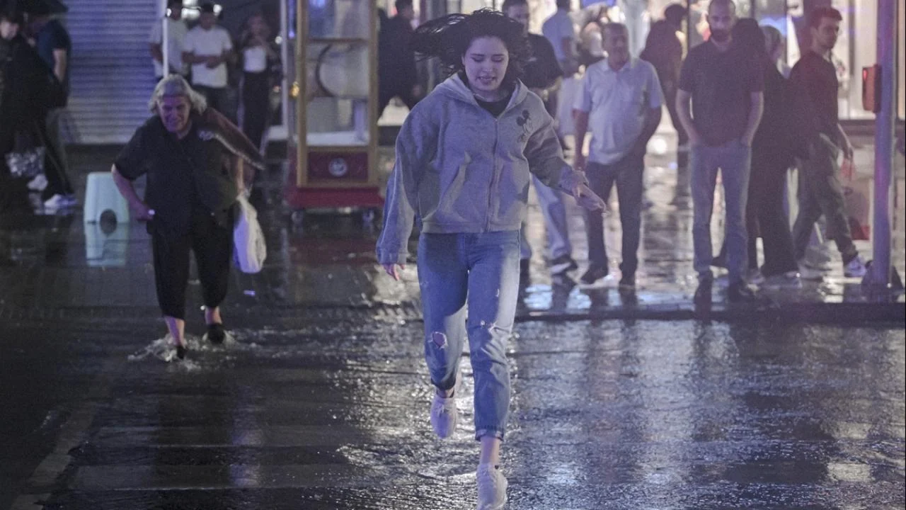 Ankara'da gök gürültülü sağanak etkili oldu