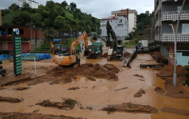 Rize'de etkili olan sağanak hayatı olumsuz etkiledi