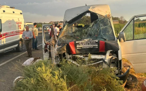 Şanlıurfa'da minibüs tahliye kanalına düştü: 15 yaralı