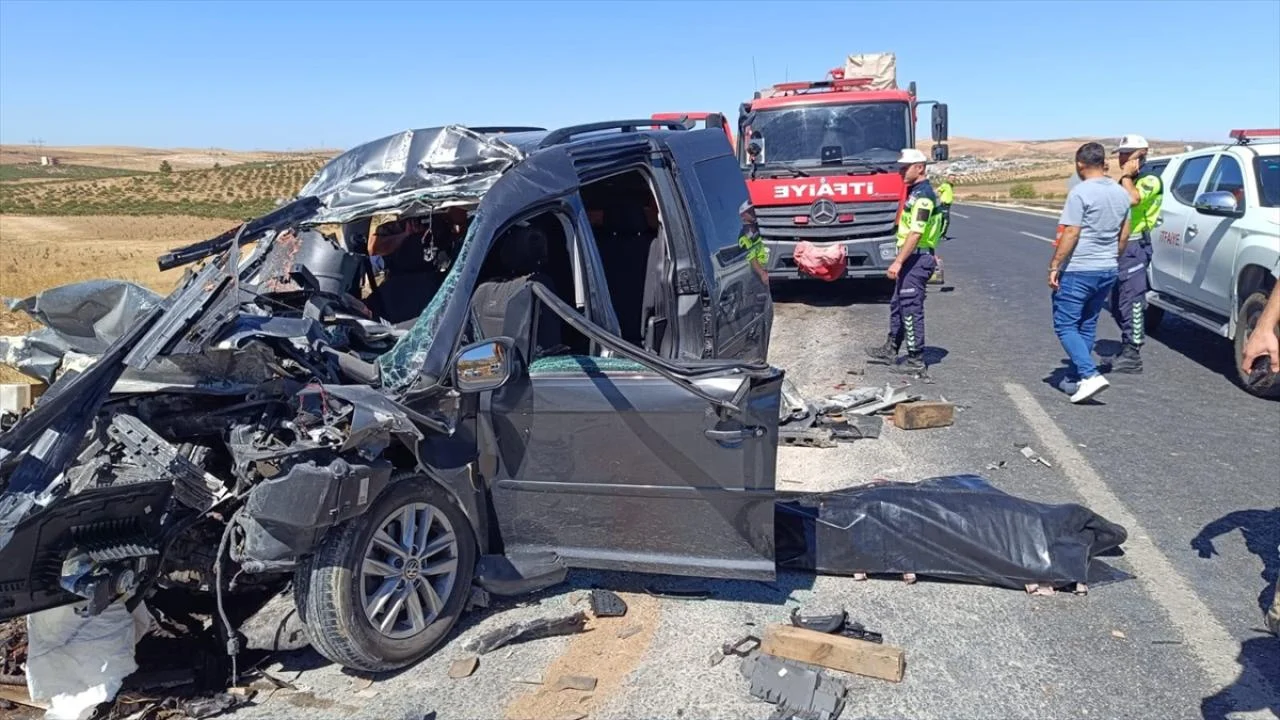 Şanlıurfa'da kamyonla hafif ticari araç çarpıştı: 4 ölü