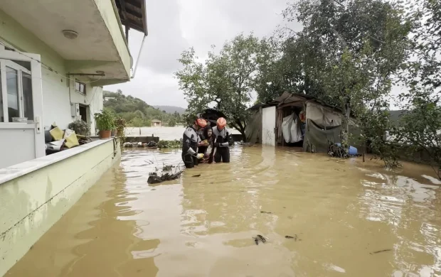 Sakarya'da sel: Mahsur kalan 4 kişi kurtarıldı