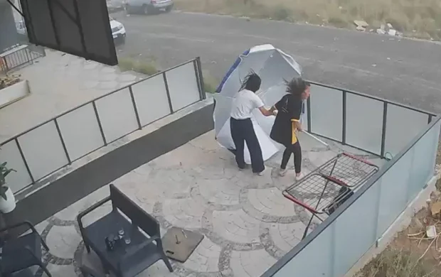 Şemsiyenin şiddetli rüzgarla imtihanı kamerada