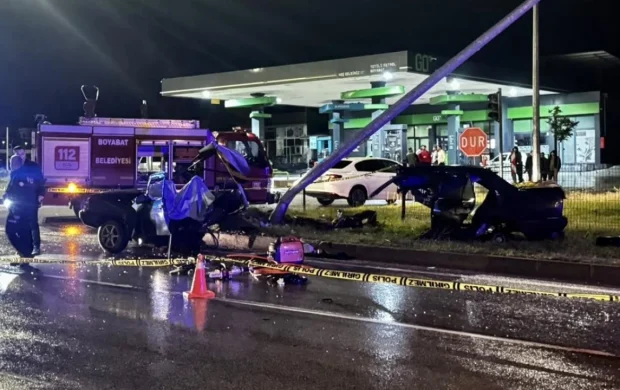 Sinop'ta otomobil aydınlatma direğine çarptı: 1 ölü, 2 yaralı