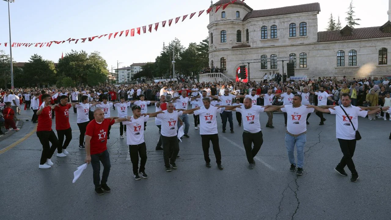 Sivas'ta 1058 kişi aynı anda halay çekti