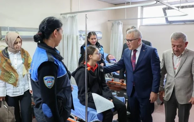 Sivas'ta servis ile polis aracı çarpıştı: 13 öğrenci ve 3 polis yaralandı