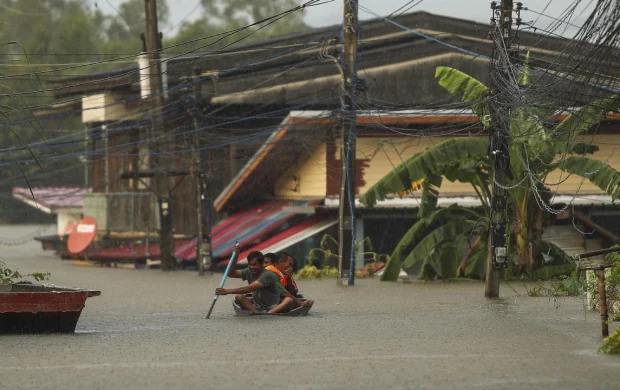 Tayland'ın başkenti Bangkok'ta sel 700 bin kişiyi etkiledi