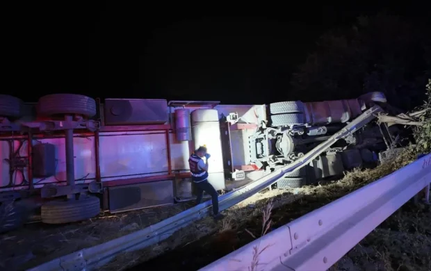 Bursa'da hatalı sollama yapan tır motosiklete çarptı: 2 ölü