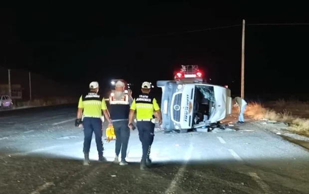 Van'da minibüsle kamyonun çarpıştığı kazada 13 kişi yaralandı