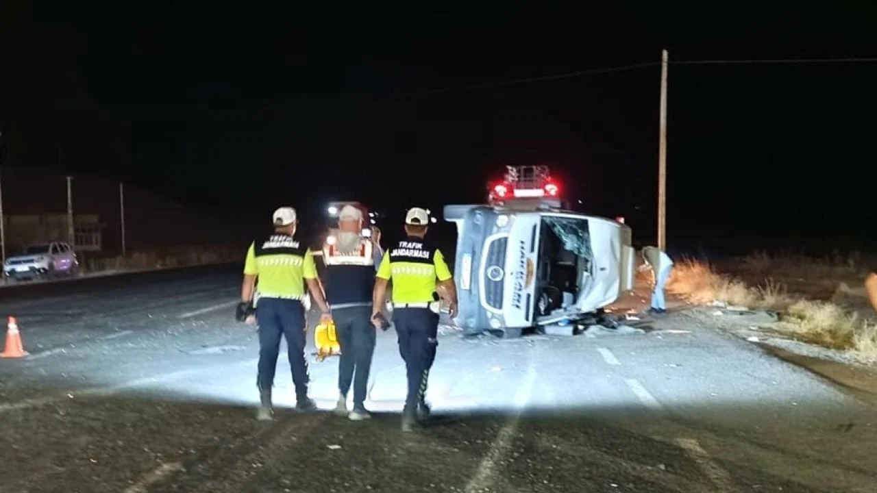 Van'da minibüsle kamyonun çarpıştığı kazada 13 kişi yaralandı