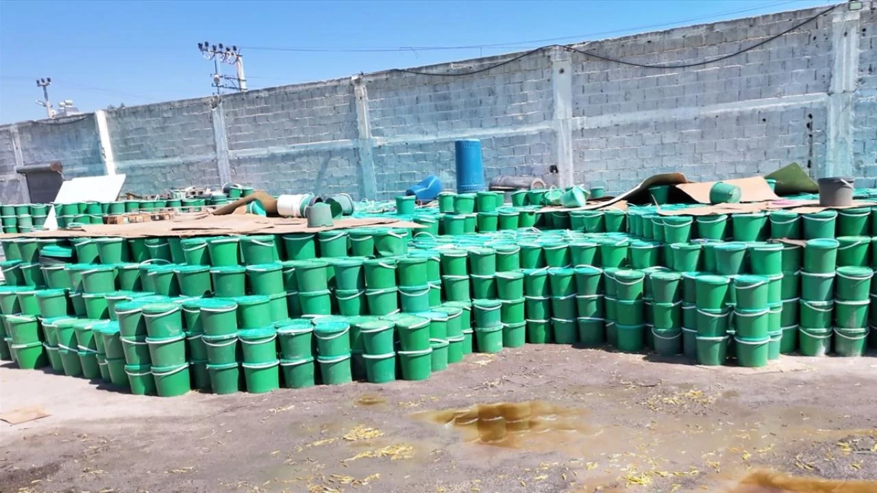 Mersin'de 3 bin 500 kova bozuk turşu ele geçirildi