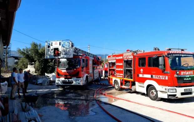 Balıkesir'deki yangında 5 iş yeri zarar gördü