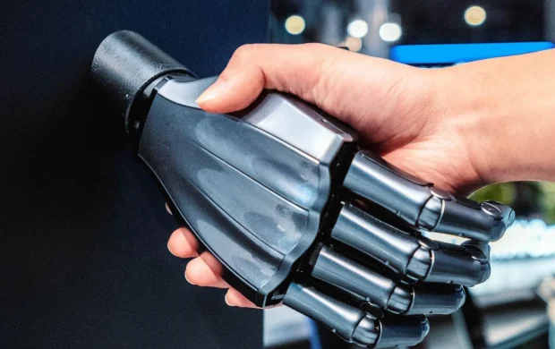 Botlarla konuştukça robotlaşıyoruz: Algoritmalar iletişim biçimimizi yeniden kodluyor