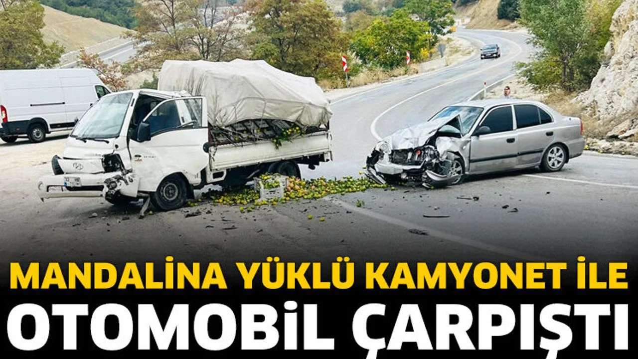 Mandalina yüklü kamyonet ile otomobil çarpıştı