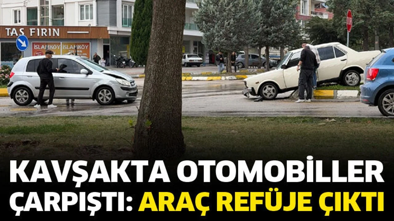 Kavşakta otomobiller çarpıştı: Araç refüje çıktı