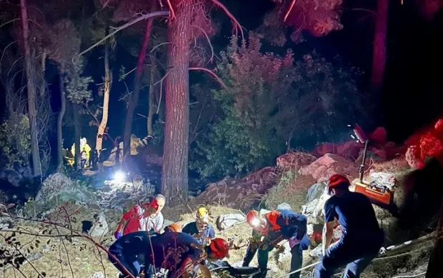 Antalya'da uçuruma devrilen araçtaki 2 kişi öldü, 4 kişi yaralandı