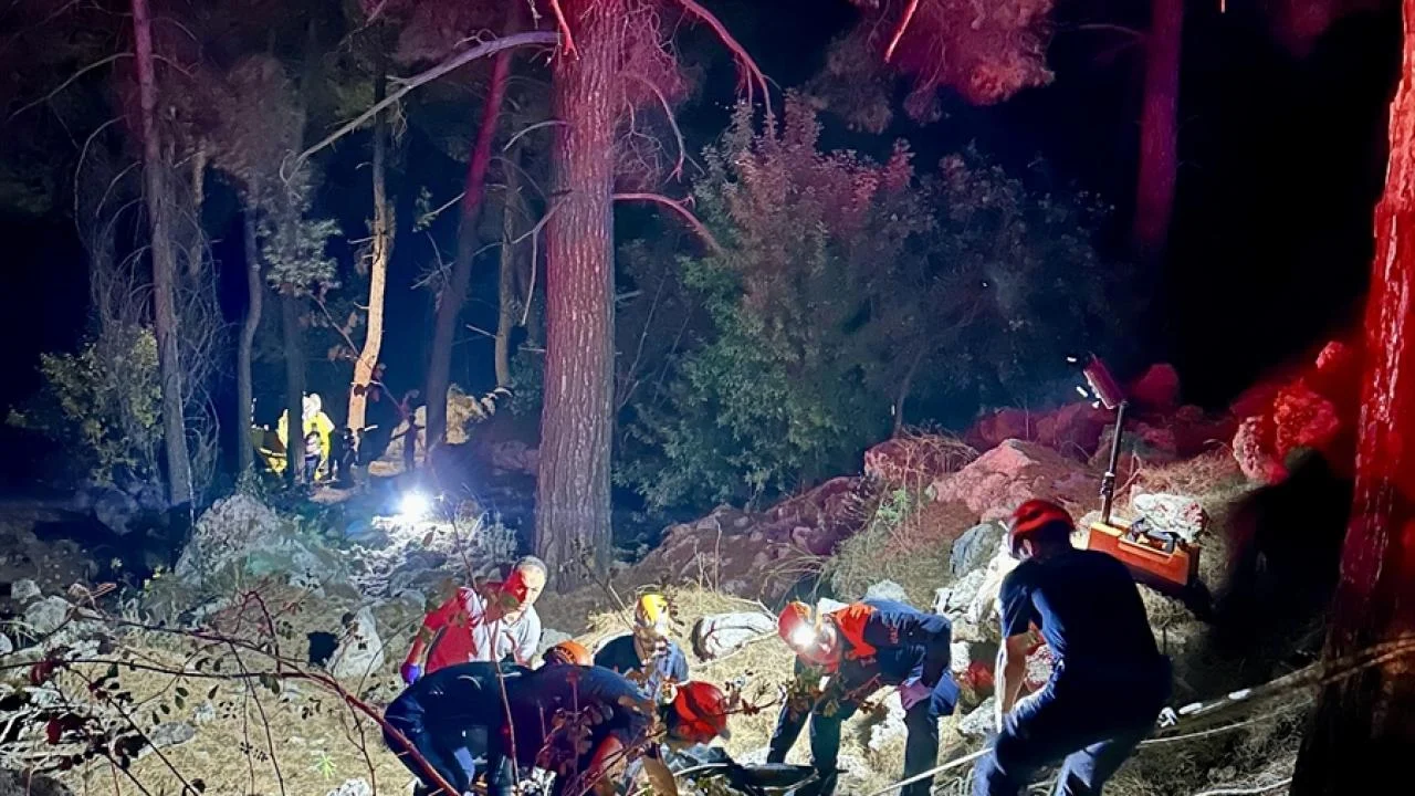 Antalya'da uçuruma devrilen araçtaki 2 kişi öldü, 4 kişi yaralandı