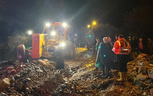 Antalya'da sağanak sele neden oldu: Evler, yollar ve seraları su bastı
