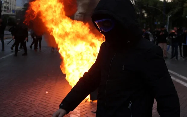 Arnavutluk'ta şiddete dönüşen protestolara katılanlara 6 bin dolar para cezası