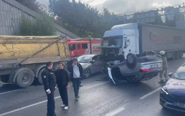 Bağcılar'da zincirleme kaza: 2 kişi yaralandı