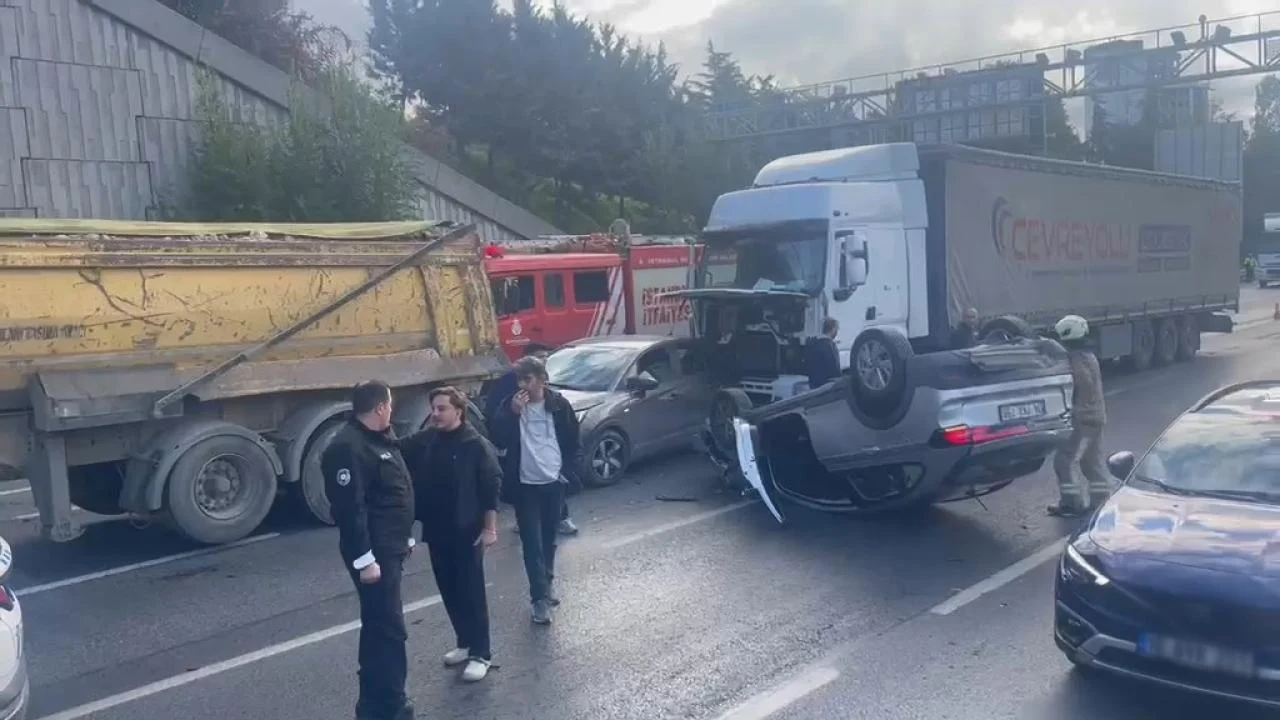 Bağcılar'da zincirleme kaza: 2 kişi yaralandı