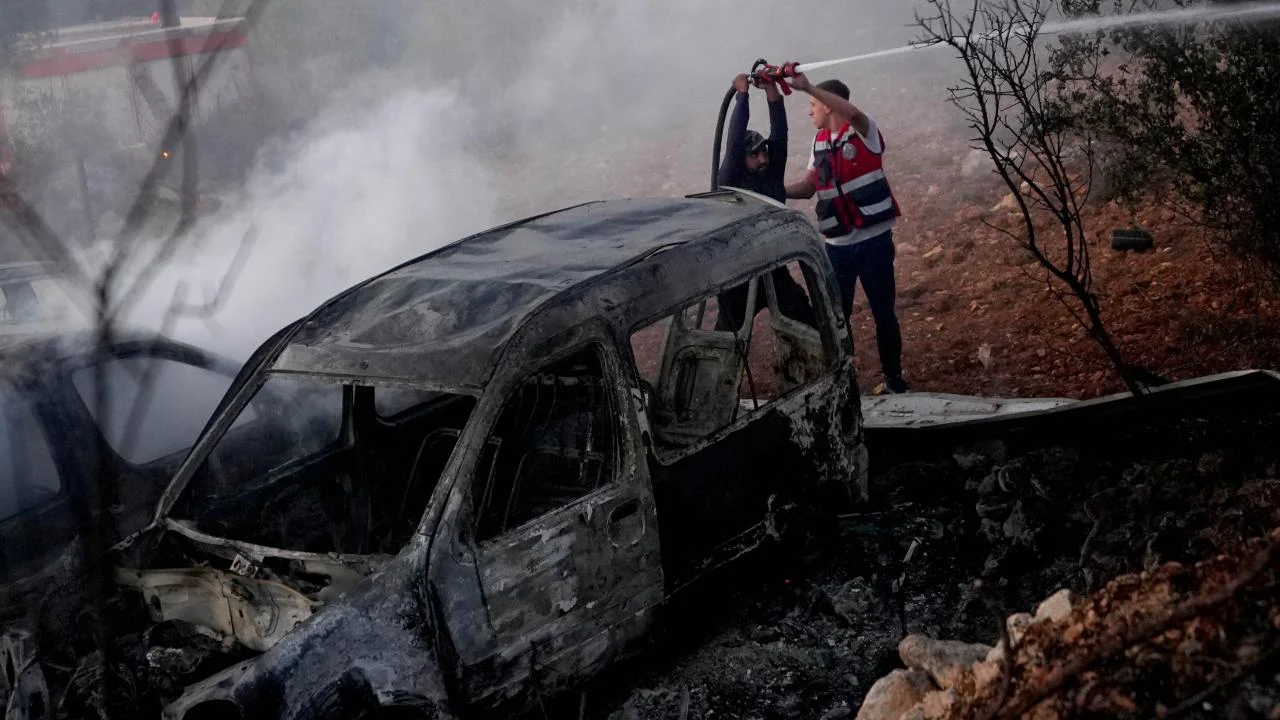 İşgalci İsrailliler Batı Şeria'da bir camiyi ve aracı ateşe verdi