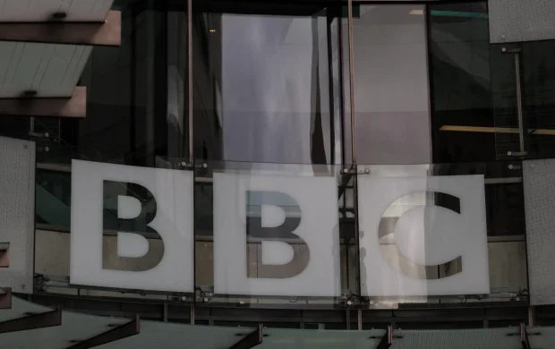 BBC, 10 milyar dolarlık dava için Trump'ı ifade vermeye zorlaması için yargıca başvurdu
