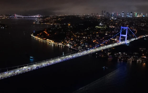 İstanbul Boğazı'nda gemi trafiği askıya alındı