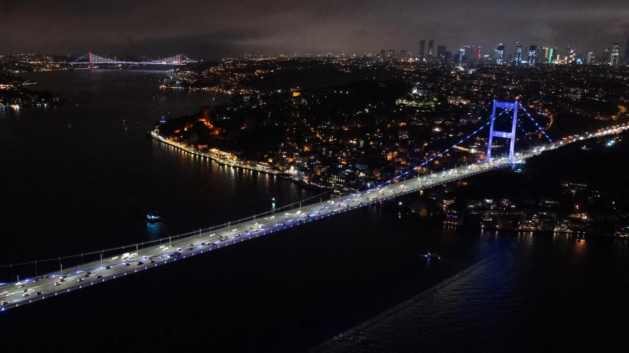 İstanbul Boğazı'nda gemi trafiği askıya alındı