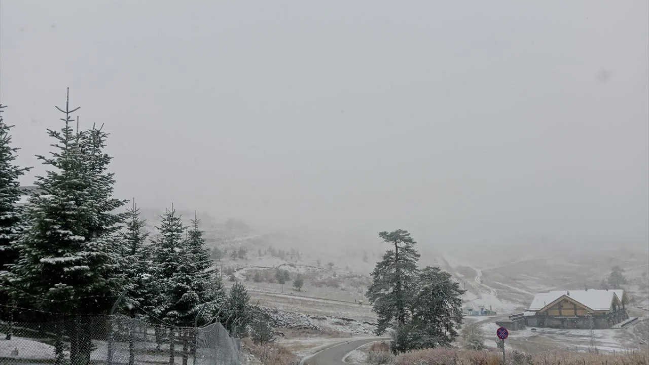 Bolu'nun yüksek kesimlerine kar yağdı