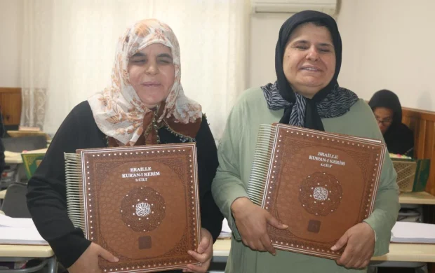Parmak uçlarıyla Kur'anı Kerim'i birçok kez hatmettiler