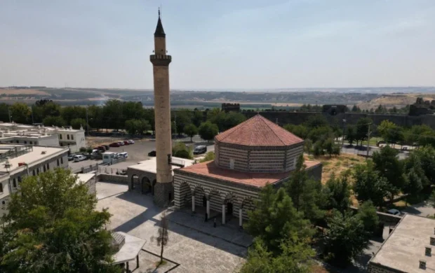 Depremde hasar gören 6 tarihi cami yarın yeniden ibadete açılacak