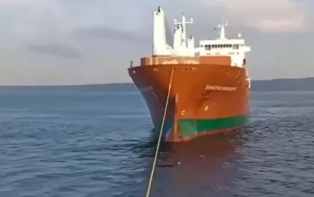 Çanakkale Boğazı'nda makinesi arızalanan gemi kurtarıldı