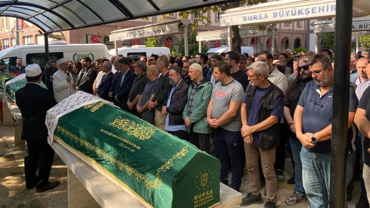 Manisa'daki kazada hayatını kaybeden 10 kişinin cenazesi Bursa'da defnedildi