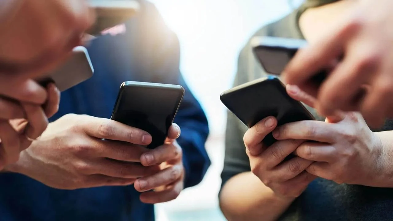 Erken yaşta akıllı telefon, yeme bozukluğu riskini artırıyor