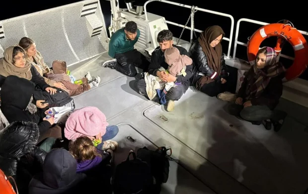 İzmir açıklarında 13 düzensiz göçmen yakalandı