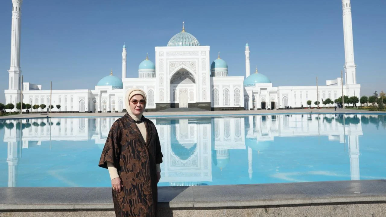 Emine Erdoğan'dan İmam Buhari Türbesi'ne ziyaret