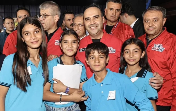 Bakan Kacır, TEKNOFEST Güneydoğu'da stantları ziyaret etti