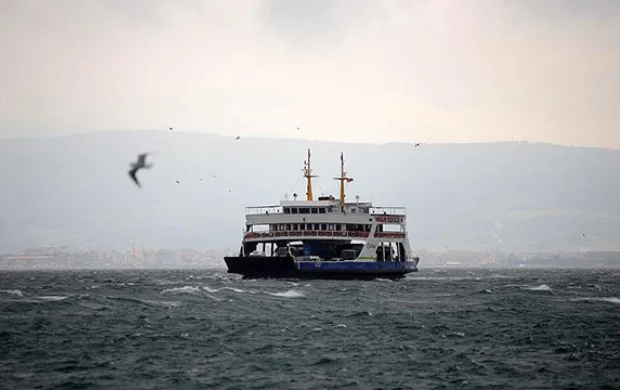 Gökçeada ve Bozcaada hatlarındaki feribot seferlerine fırtına engeli