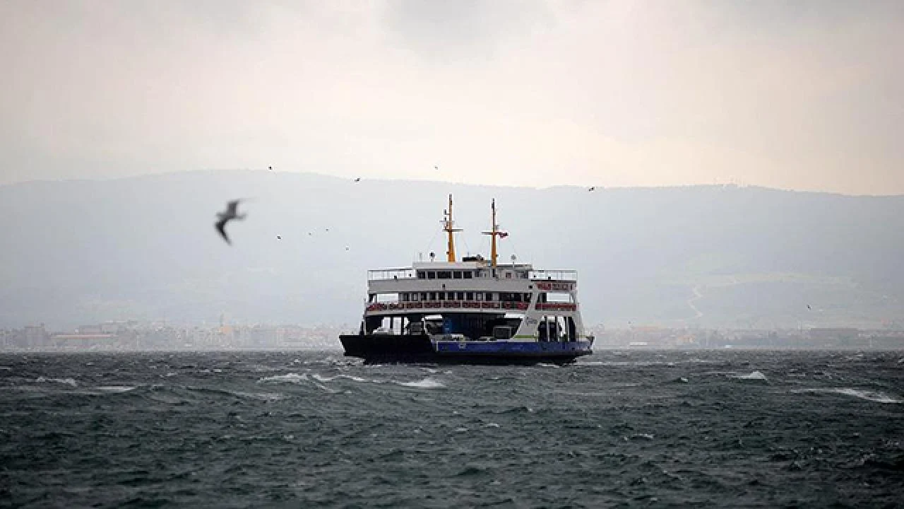 Gökçeada ve Bozcaada hatlarındaki feribot seferlerine fırtına engeli