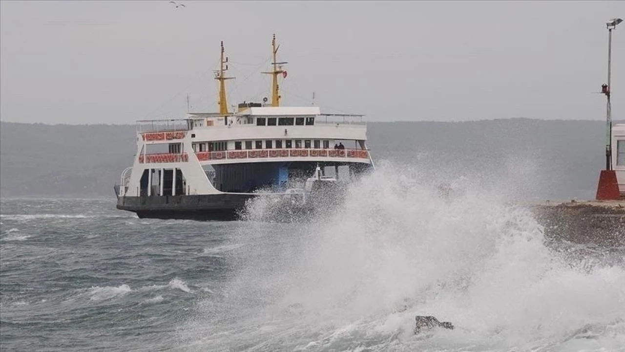 Kuzey Ege'de feribot seferlerine fırtına engeli