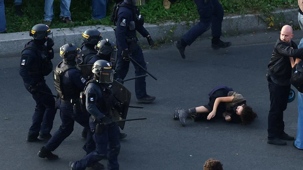 Fransa'da öğrenci protestoları ülkeyi kaosa sürükledi